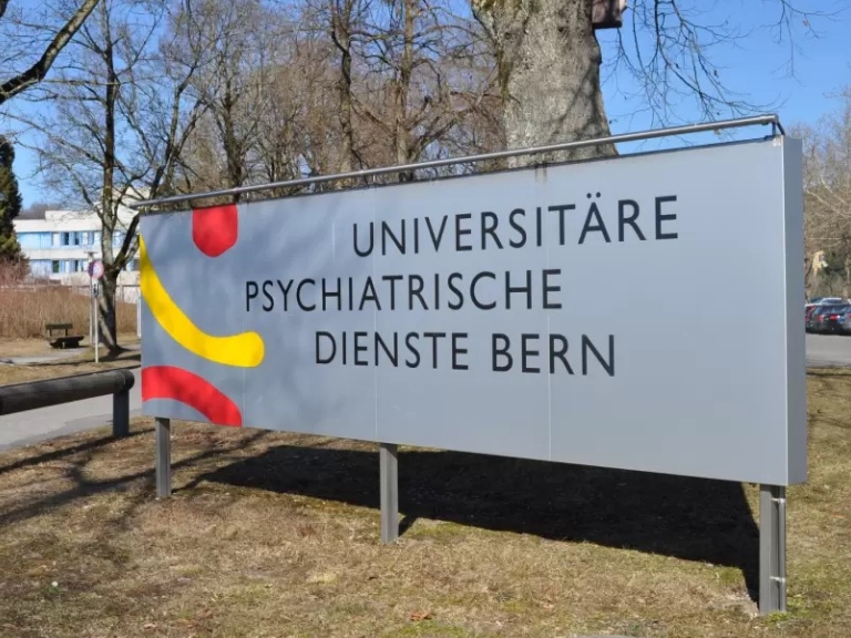 Schild der Universitären Psychiatrischen Dienste Bern