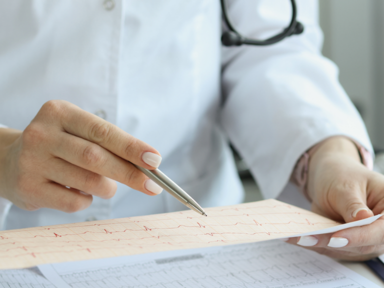Ärztin prüft die Resultate eines EKG