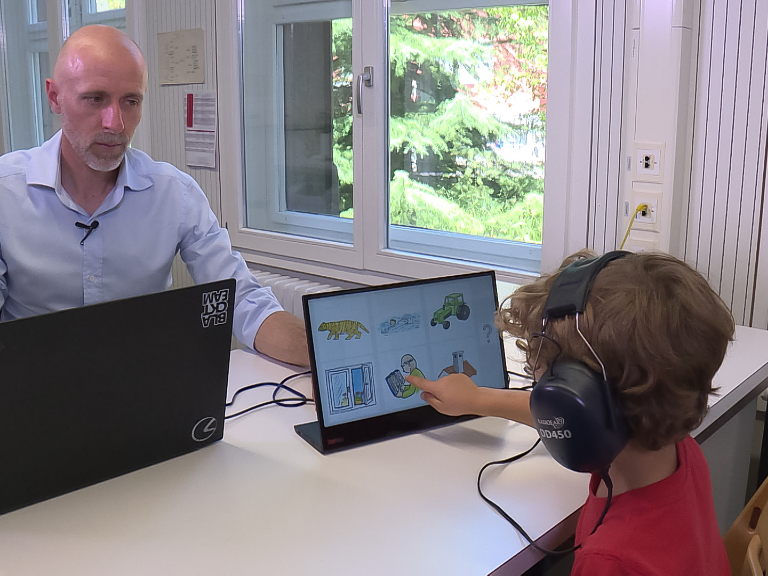 Ingenieur Christoph Schmid mit einem jungen Probanden