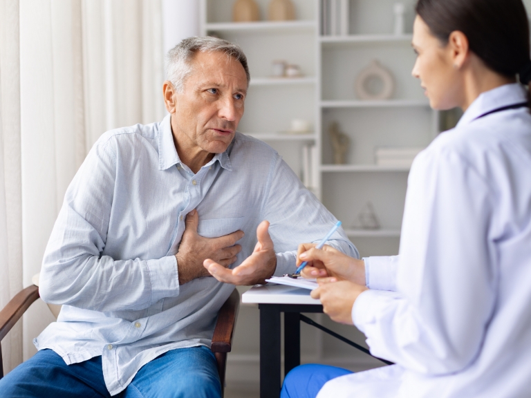 Patient mit Herzbeschwerden in der Sprechstunde