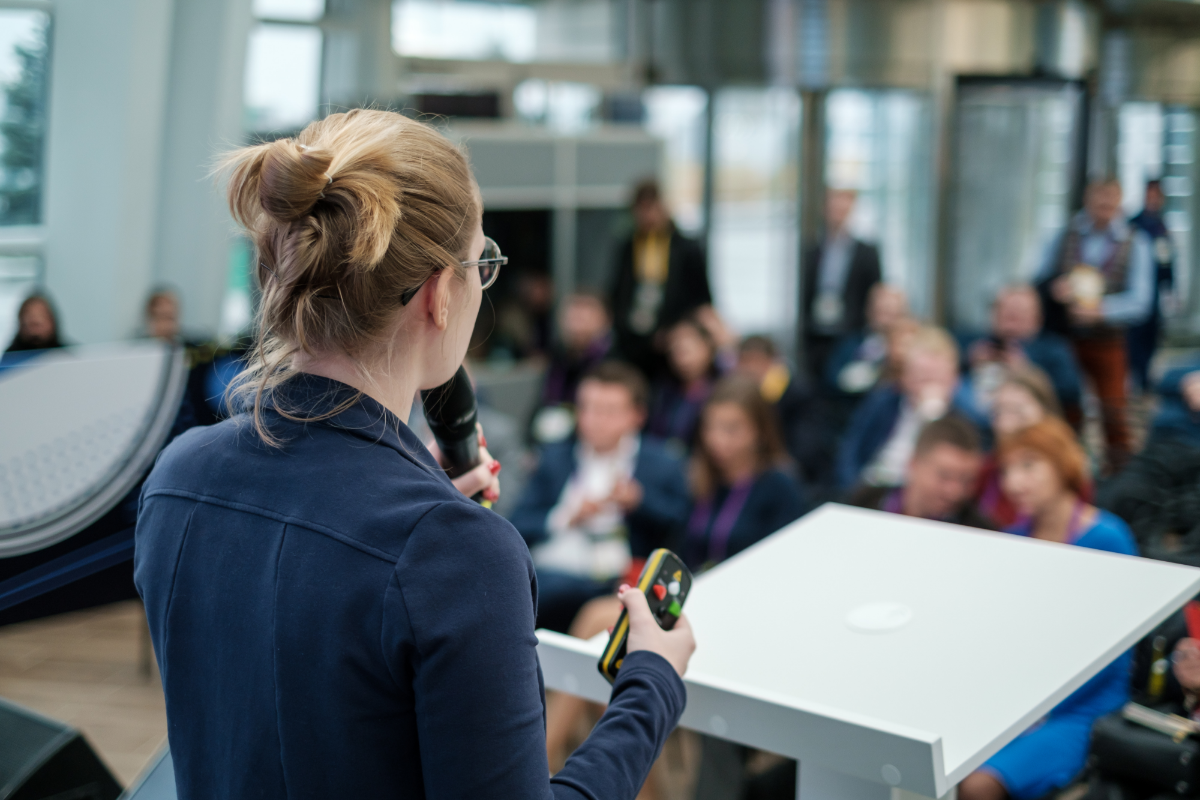 Junge Forscherin während einer Präsentation vor Publikum