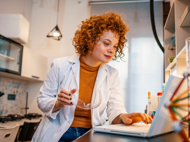 Junge Forscherin bei der Arbeit im Labor