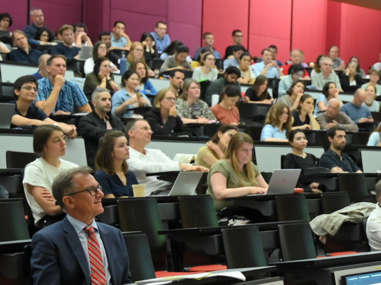 Die Teilnehmenden des letztjährigen DBMR Research Days verfolgen eine Präsentation