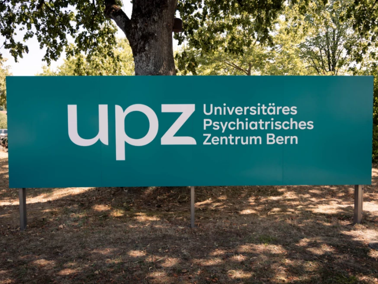 Tafel mit dem Schriftzug Universitären Psychiatrischen Zentrum Bern