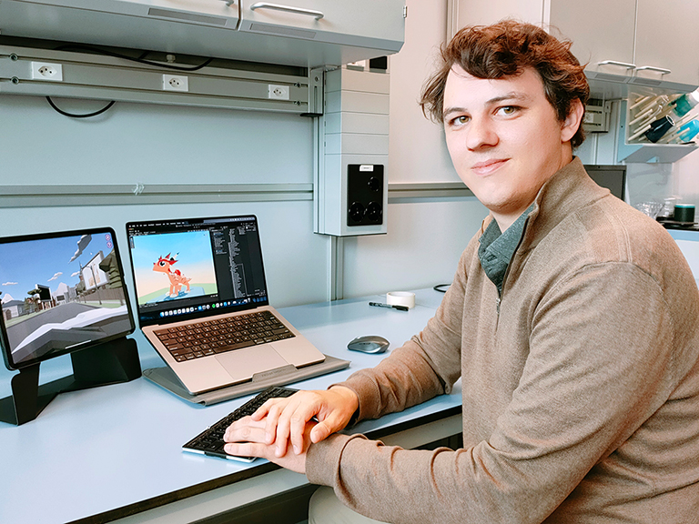 Mike Falkner an seinem Arbeitsplatz